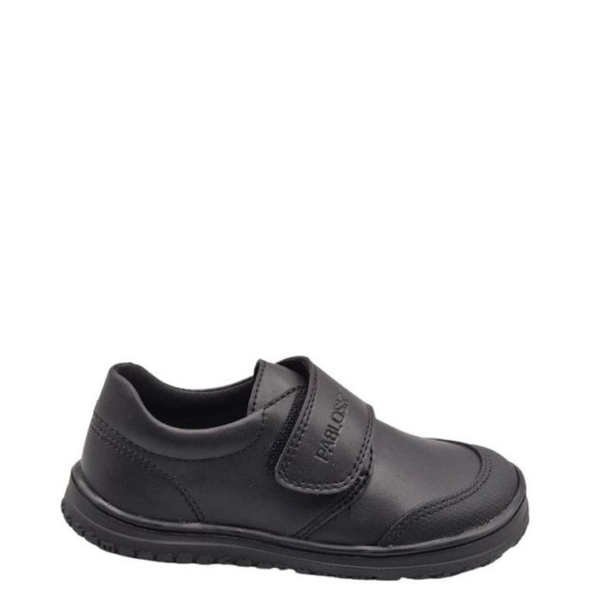 Zapatos colegiales de la marca Pablosky modelo 35515 en color negro. Zapato colegial de piel muy flexibles y amortiguador. Interior es inTech con propiedades secantes y antibacterianas. Suela de goma adherente muy resistente. Cierre ajustable con velcro. Calzado duradero y resistente.