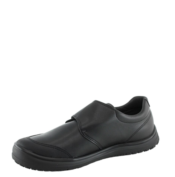 Zapatos colegiales de la marca Pablosky modelo 35515 en color negro. Zapato colegial de piel muy flexibles y amortiguador. Interior es inTech con propiedades secantes y antibacterianas. Suela de goma adherente muy resistente. Cierre ajustable con velcro. Calzado duradero y resistente.